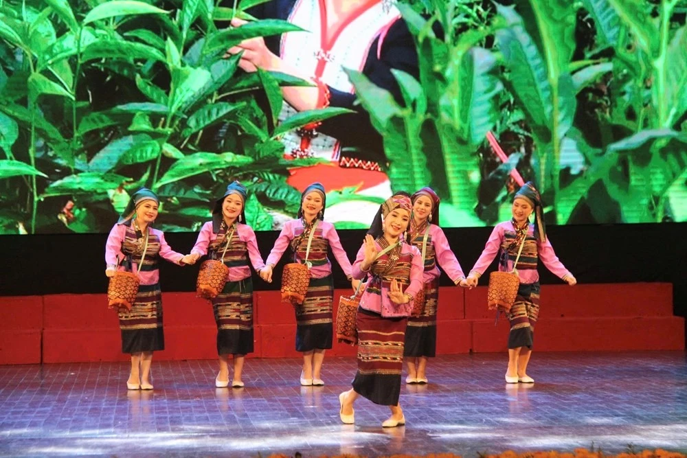 Lễ khai mạc là sự kết hợp văn hóa truyền thống của Việt Nam - Lào, ca ngợi tình hữu nghị đặc biệt giữa hai nước