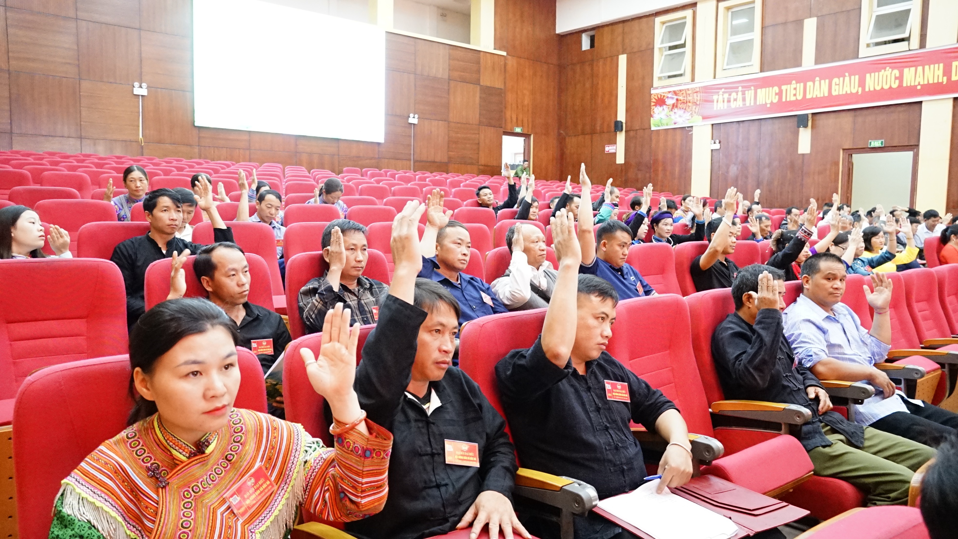 Biểu quyết thông qua Nghị quyết đại hội. dsc3556.jpg