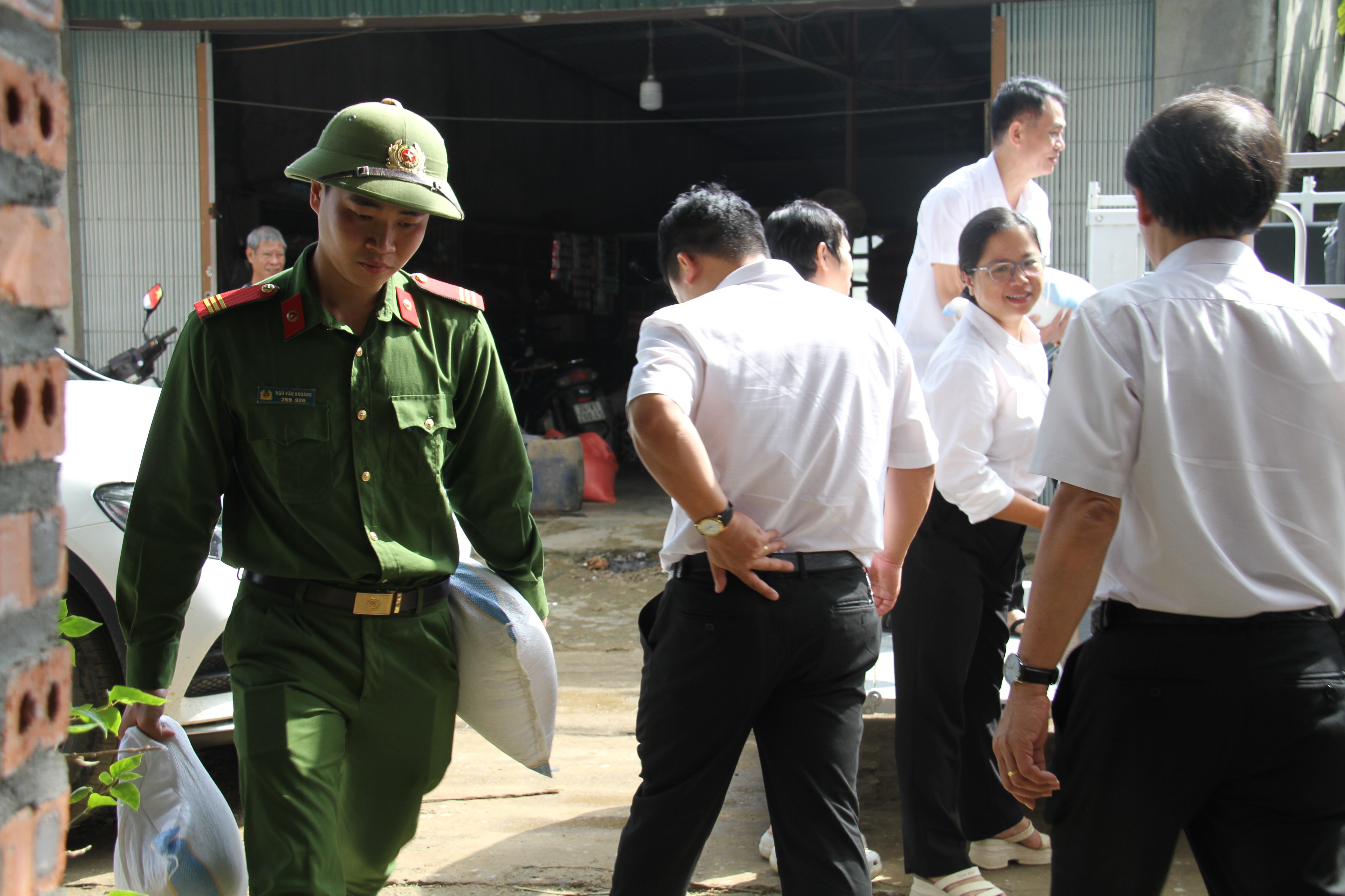 Vận chuyển lương thực đến cho bà con các điểm thôn bị ảnh hưởng bởi mưa lũ. vanban3.jpg