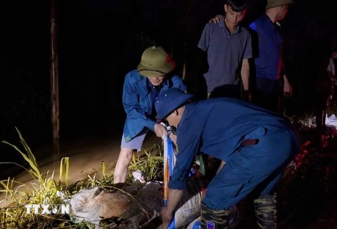 Cán bộ, chiến sỹ Trung đoàn 2, Sư đoàn 3 đóng quân trên địa bàn và nhân dân tổ chức ứng cứu, khắc phục sự cố ngay trong đêm.