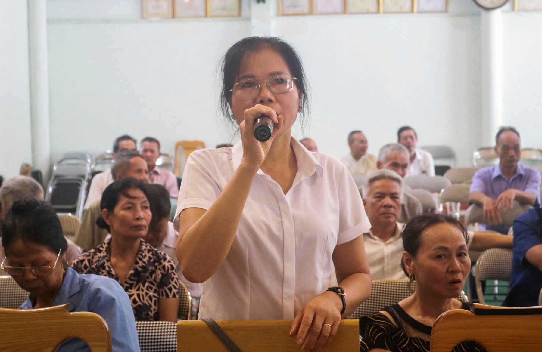 Cử tri phát biểu ý kiến tại hội nghị. img-2822.jpg