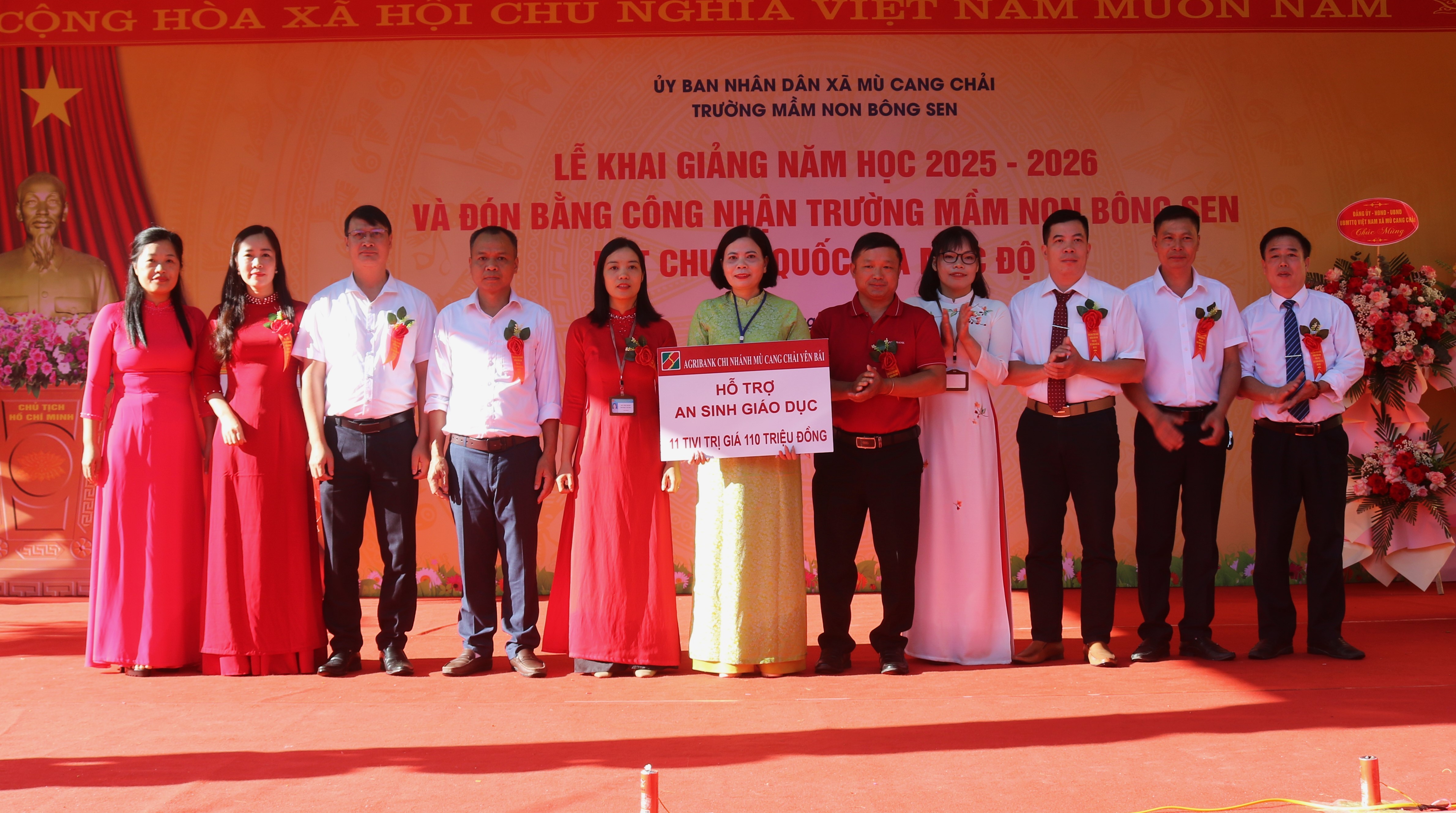 Đại diện Agribank Chi nhánh Mù Cang Chải tặng 11 tivi cho nhà trường.