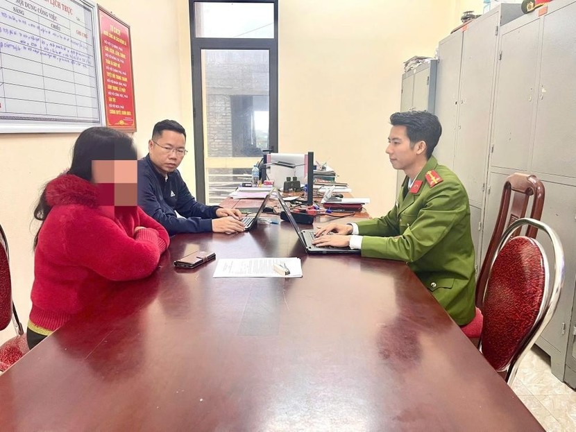 Gia đình, lực lượng công an vỡ òa niềm vui khi anh H được giải cứu.