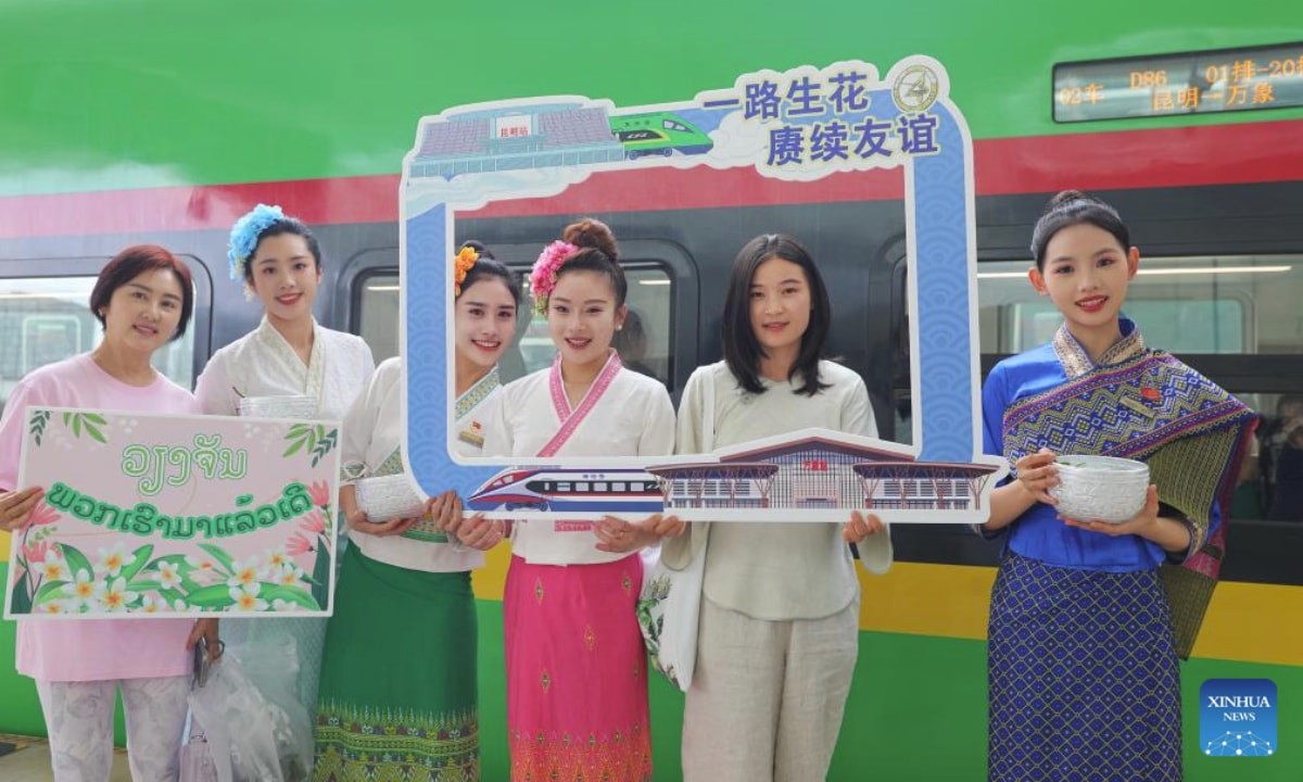 Các tiếp viên và hành khách trên chuyến tàu số D86 từ ga Côn Minh đi Viêng Chăn chụp ảnh lưu niệm trên sân ga Côn Minh ngày 18-7 (giờ địa phương). Các tiếp viên và hành khách trên chuyến tàu số D86 từ ga Côn Minh đi Viêng Chăn chụp ảnh lưu niệm trên sân ga Côn Minh ngày 18-7 (giờ địa phương).
