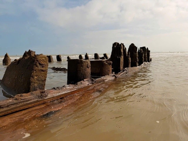 Hình ảnh một khoang tàu với vách ngăn bằng gỗ thông, lòng khoang sâu khoảng 1,6 m.