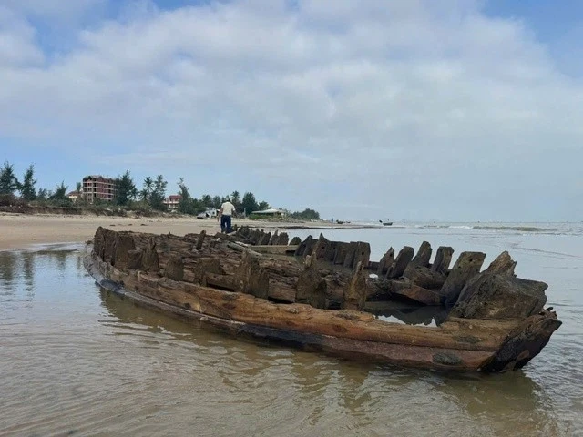 Một phần thân tàu cho thấy lớp ván be bằng gỗ kiền kiền, một số vị trí có hai lớp ván, thể hiện kỹ thuật đóng tàu tinh xảo.