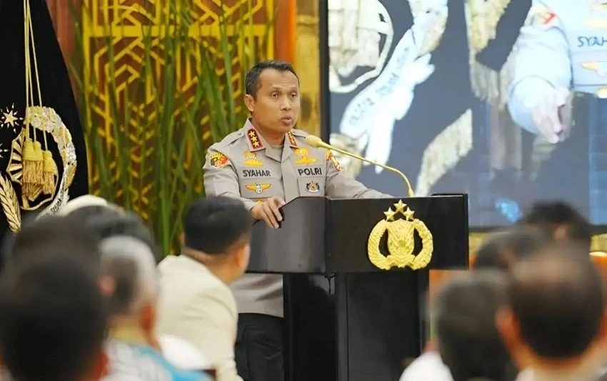 Ads (0:03)Thiếu tướng Syahardiantono phát biểu tại sự kiện Tổng kết công tác của Cảnh sát quốc gia Indonesia năm 2025.
