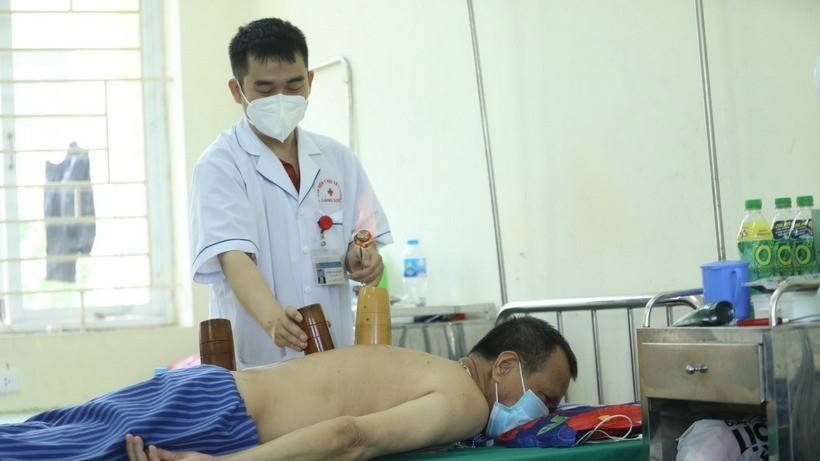 Sử dụng phương pháp giác hơi điều trị cho bệnh nhân. y-hoc-co-truyen3-4294.jpg