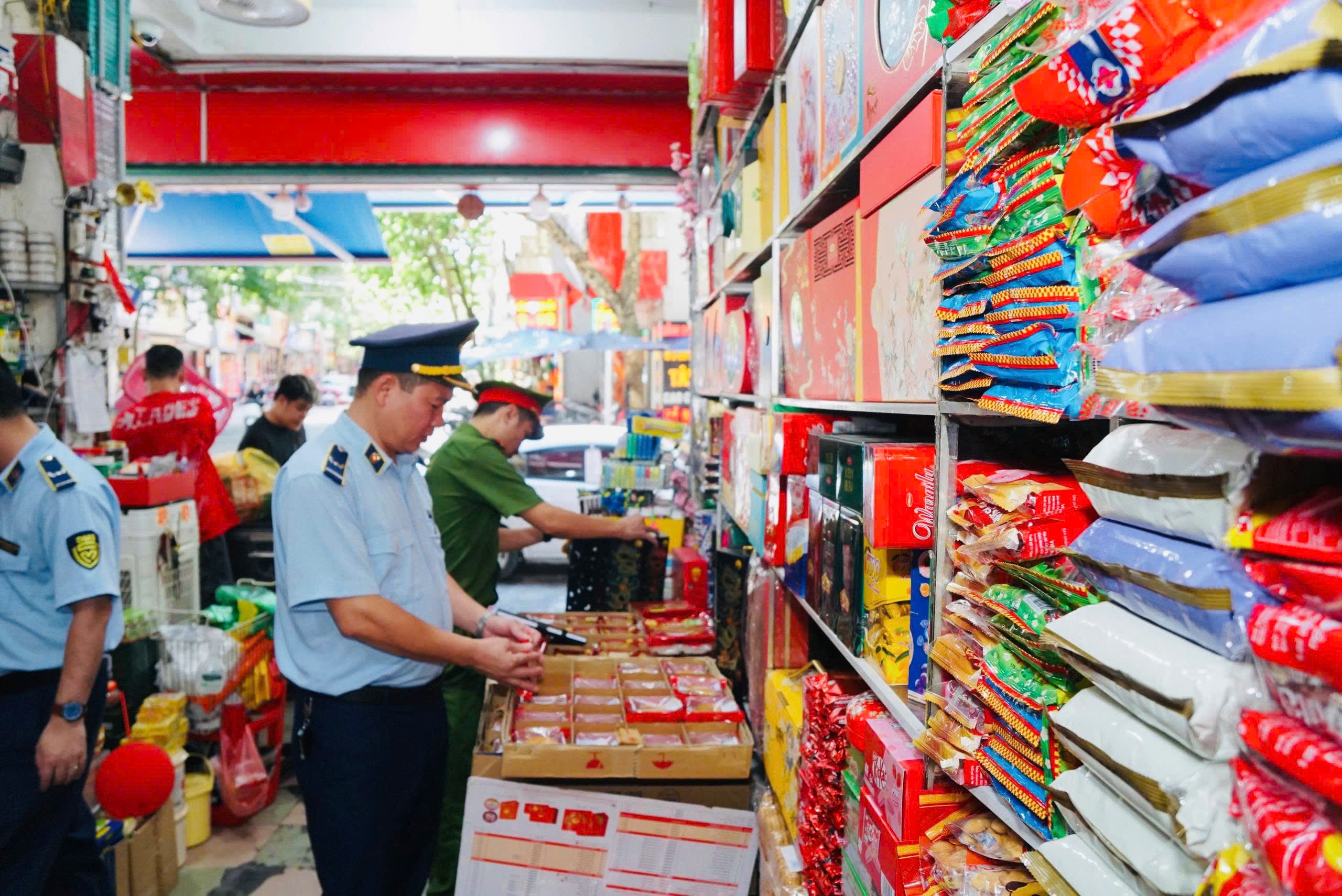 Lực lượng chức năng kiểm tra các cửa hàng bán lẻ bánh trung thu trên địa bàn tỉnh. 3-23.jpg