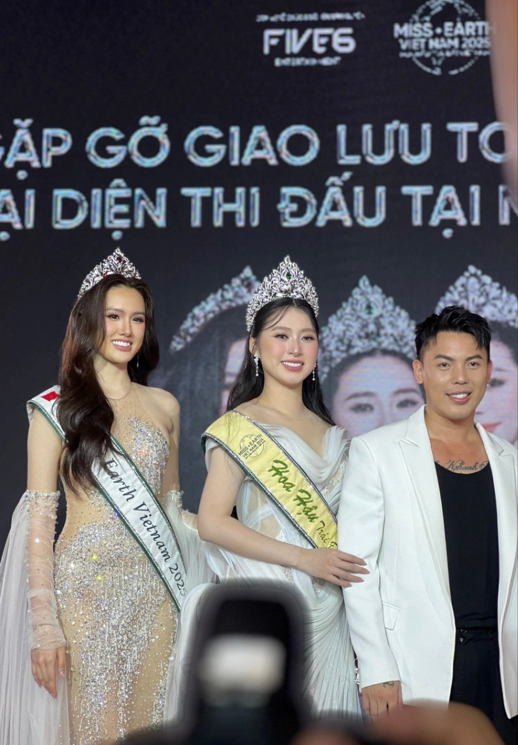 Á hậu 3 Mỹ Anh (bìa trái) trở thành đại diện tại Hoa hậu Trái đất 2025. hoahau1-4421.jpg