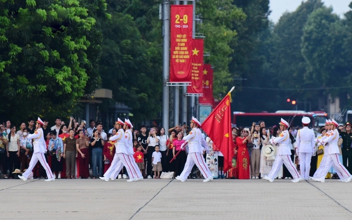 Dịp lễ Quốc khánh 2/9/2024, lễ thượng cờ chào mừng 79 năm Quốc khánh nước CHXHCN Việt Nam được tổ chức tại Quảng trường Ba Đình đã thu hút rất đông người dân và du khách. thuong-co-quoc-khanh-2-9-2.jpg