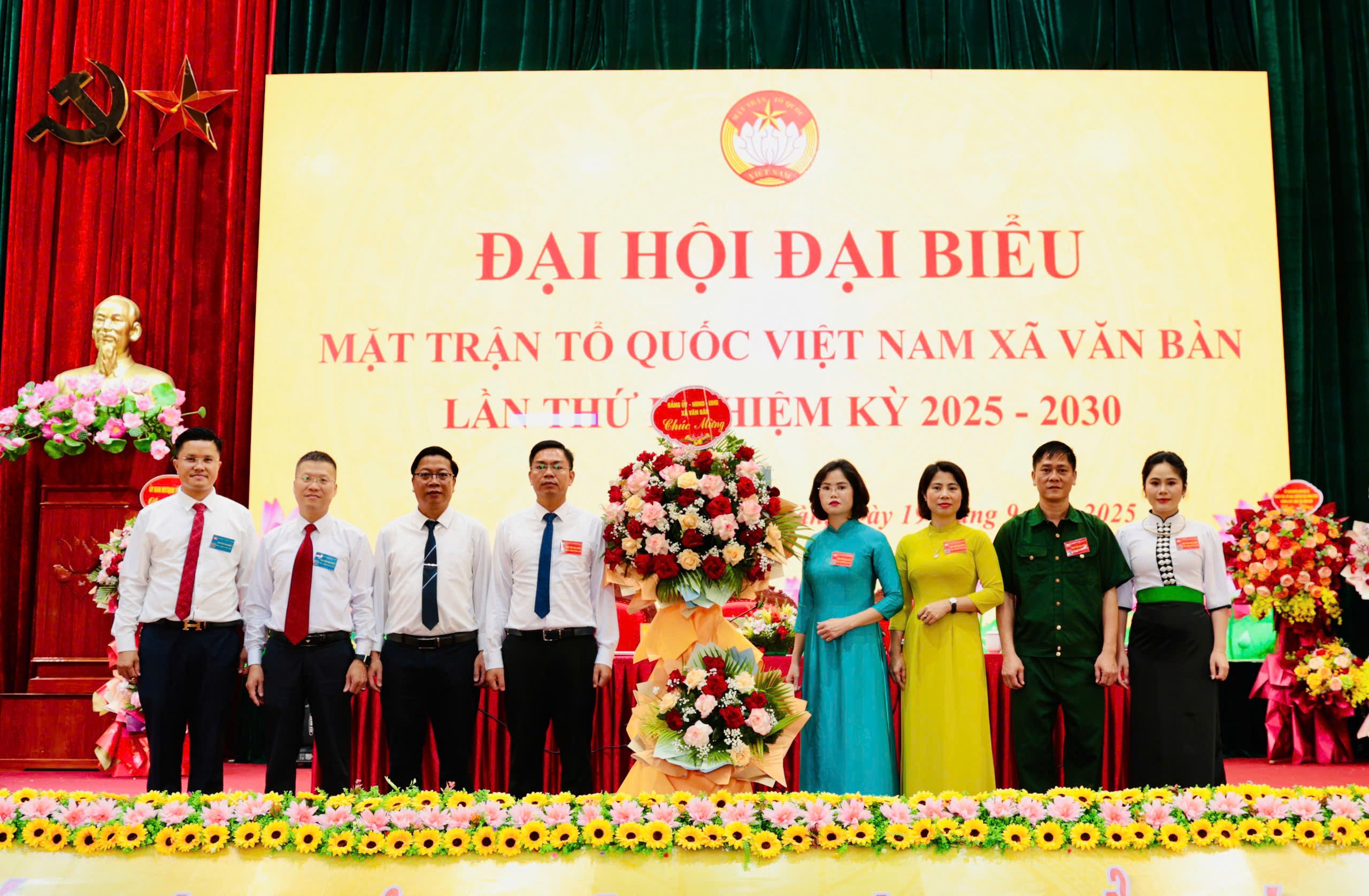 Lãnh đạo MTTQ Việt Nam tỉnh Lào Cai, lãnh đạo Đảng ủy, HĐND, UBND xã Văn Bàn tặng hoa chúc mừng đại hội. vbtanghoa2.jpg
