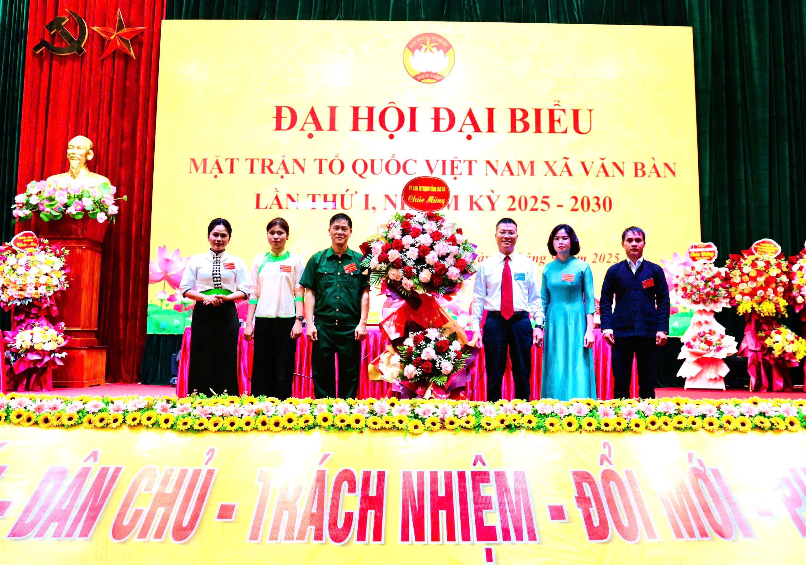 Lãnh đạo MTTQ Việt Nam tỉnh Lào Cai tặng hoa chúc mừng đại hội. vbtanghoa1.jpg