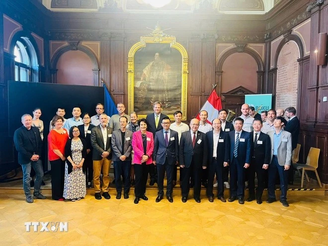 Lãnh đạo và đại biểu của 2 trường đại học (HUST và BOKU) chụp hình lưu niệm với Đại sứ Việt Nam tại Cộng hòa Áo và Slovenia.