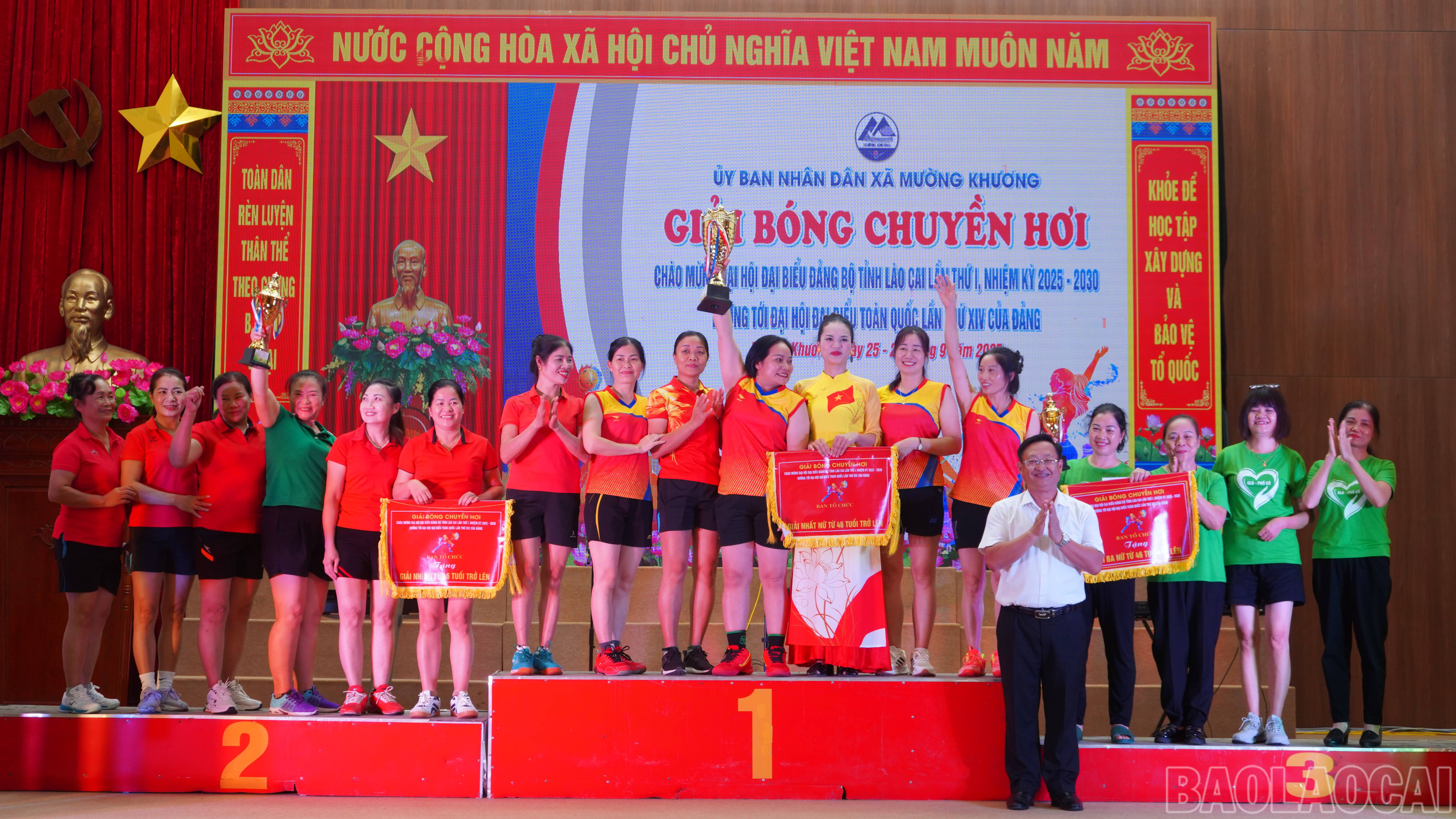 Ban tổ chức trao giải bóng chuyền hơi ở các nội dung. baolaocai-br_traogiai.jpg