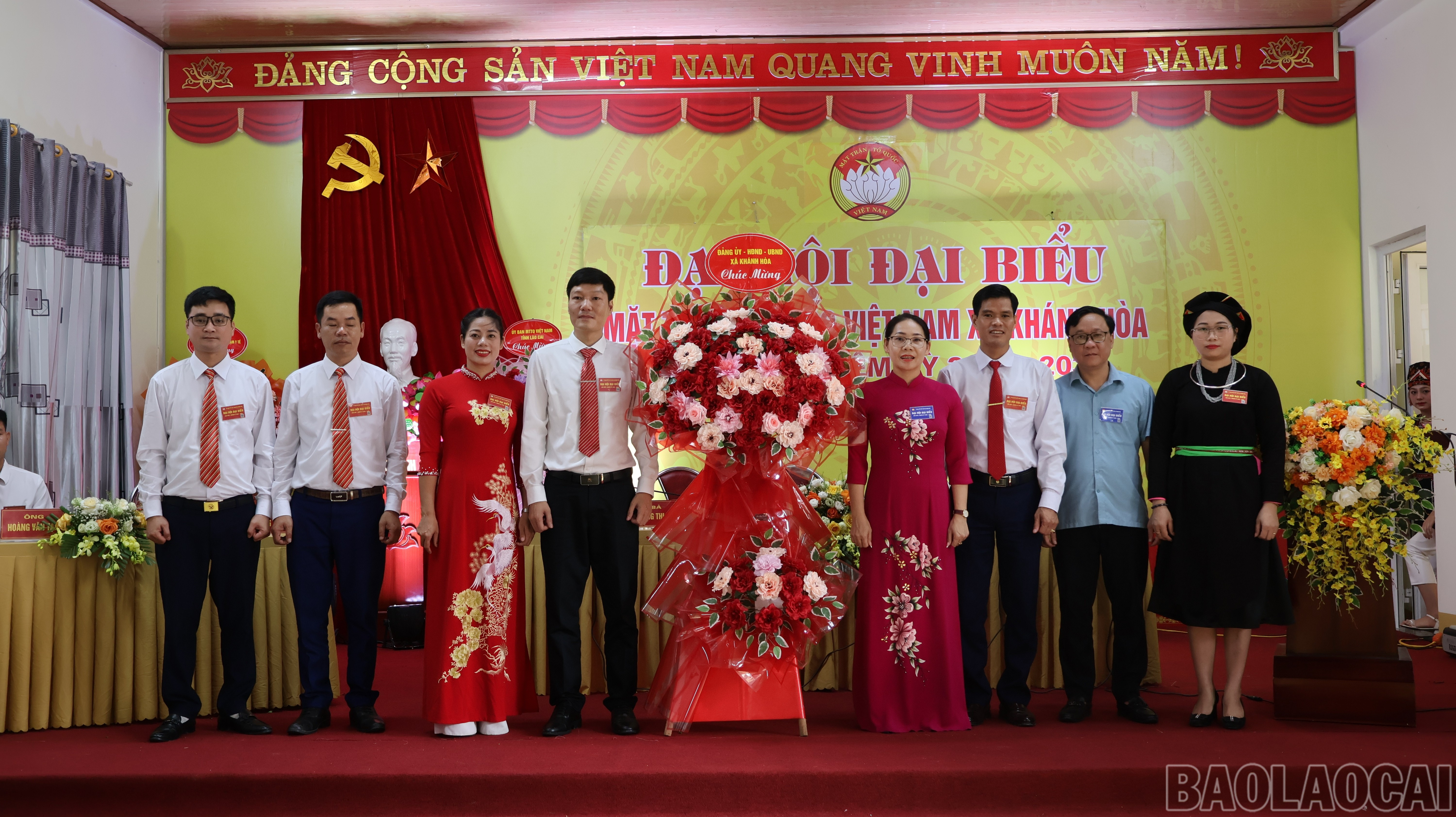 Lãnh đạo Ủy ban MTTQ Việt Nam tỉnh Lào Cai và lãnh đạo xã tặng hoa chúc mừng đại hội. baolaocai-br_tanghoa-6708.jpg
