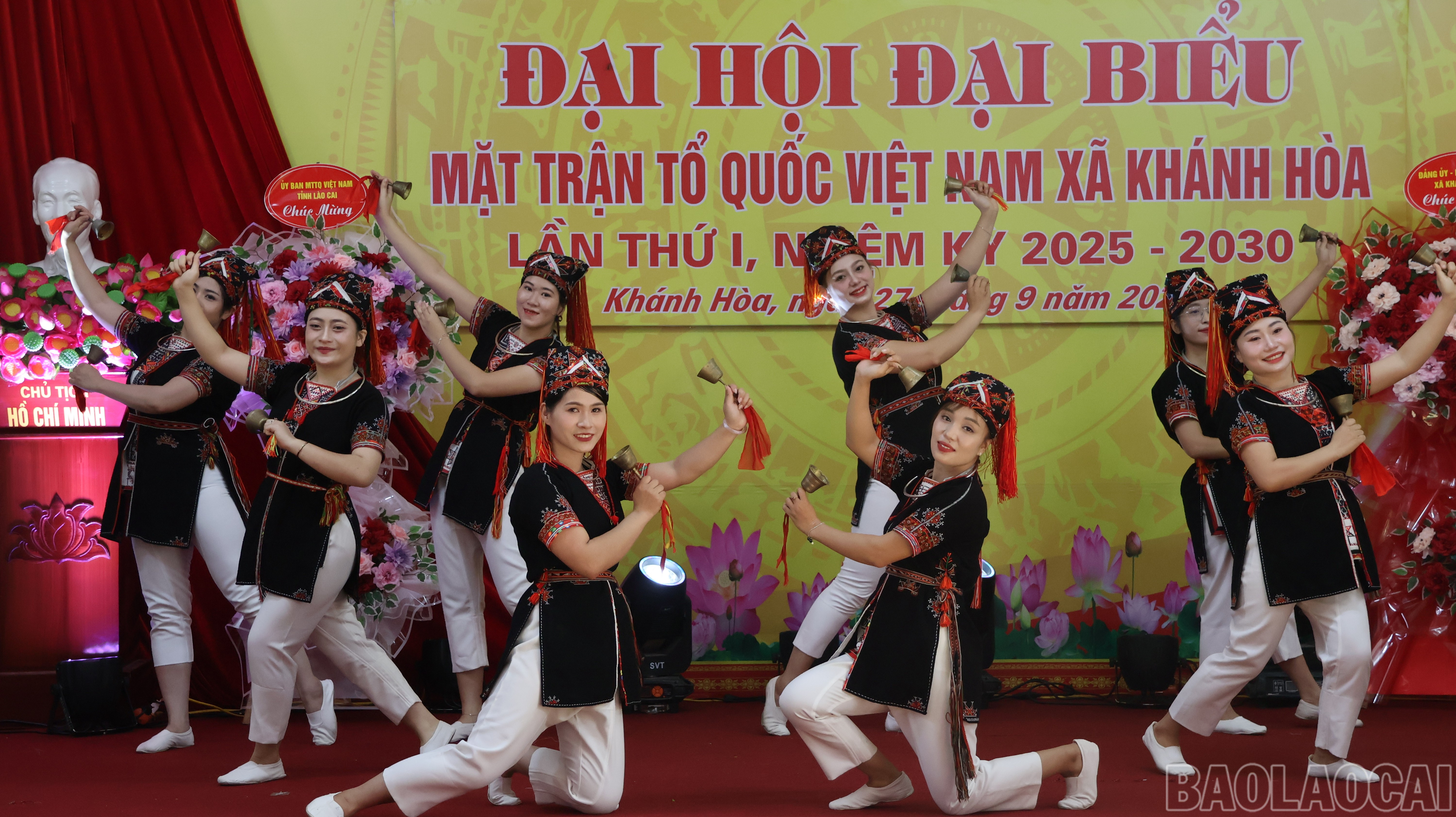 Văn nghệ chào mừng đại hội. baolaocai-br_vannghe-3322.jpg