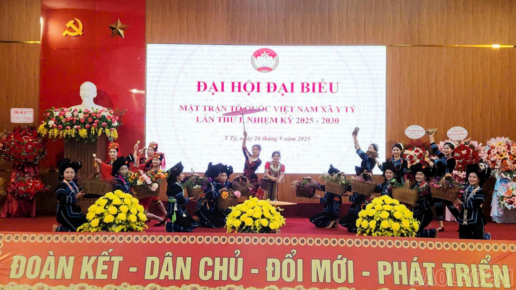 Văn nghệ chào mừng đại hội. baolaocai-br_vannghe-4282-4554.jpg