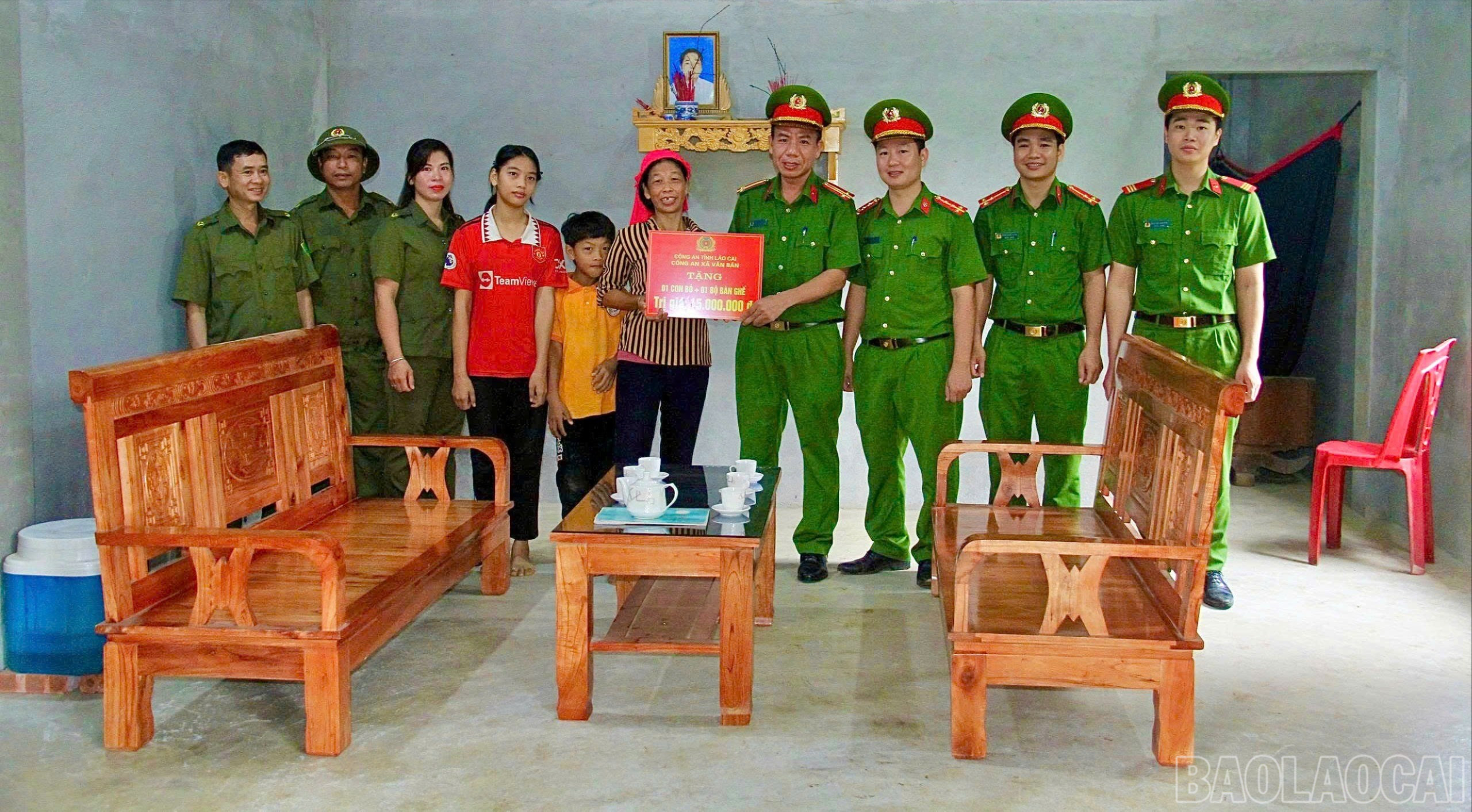 Trao tặng gia đình bà Ban bộ bàn ghế mới để thuận tiện cho sinh hoạt. baolaocai-br_2-5442.jpg