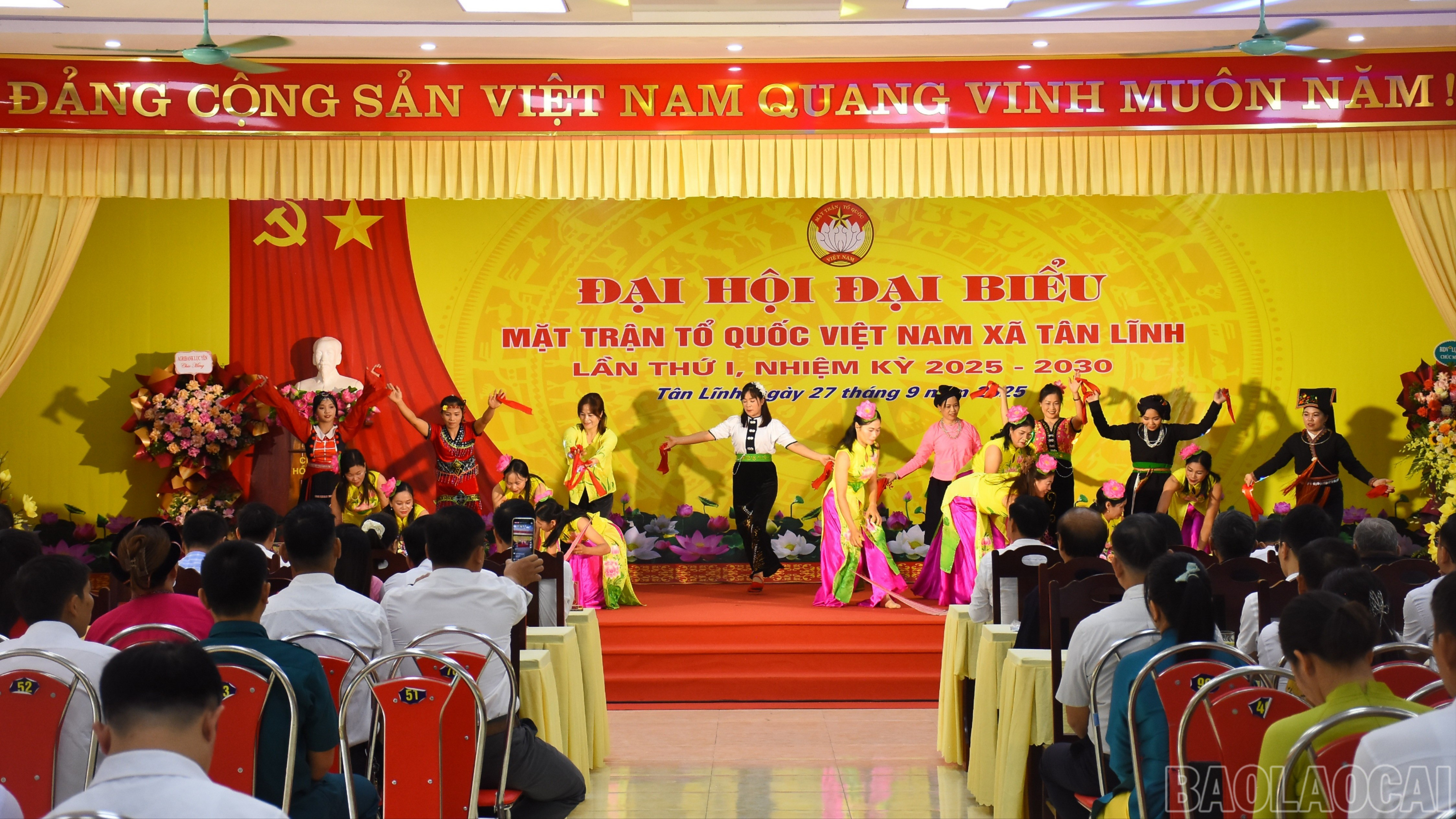 Văn nghệ chào mừng đại hội. baolaocai-br_vannghe-8567-2992.jpg