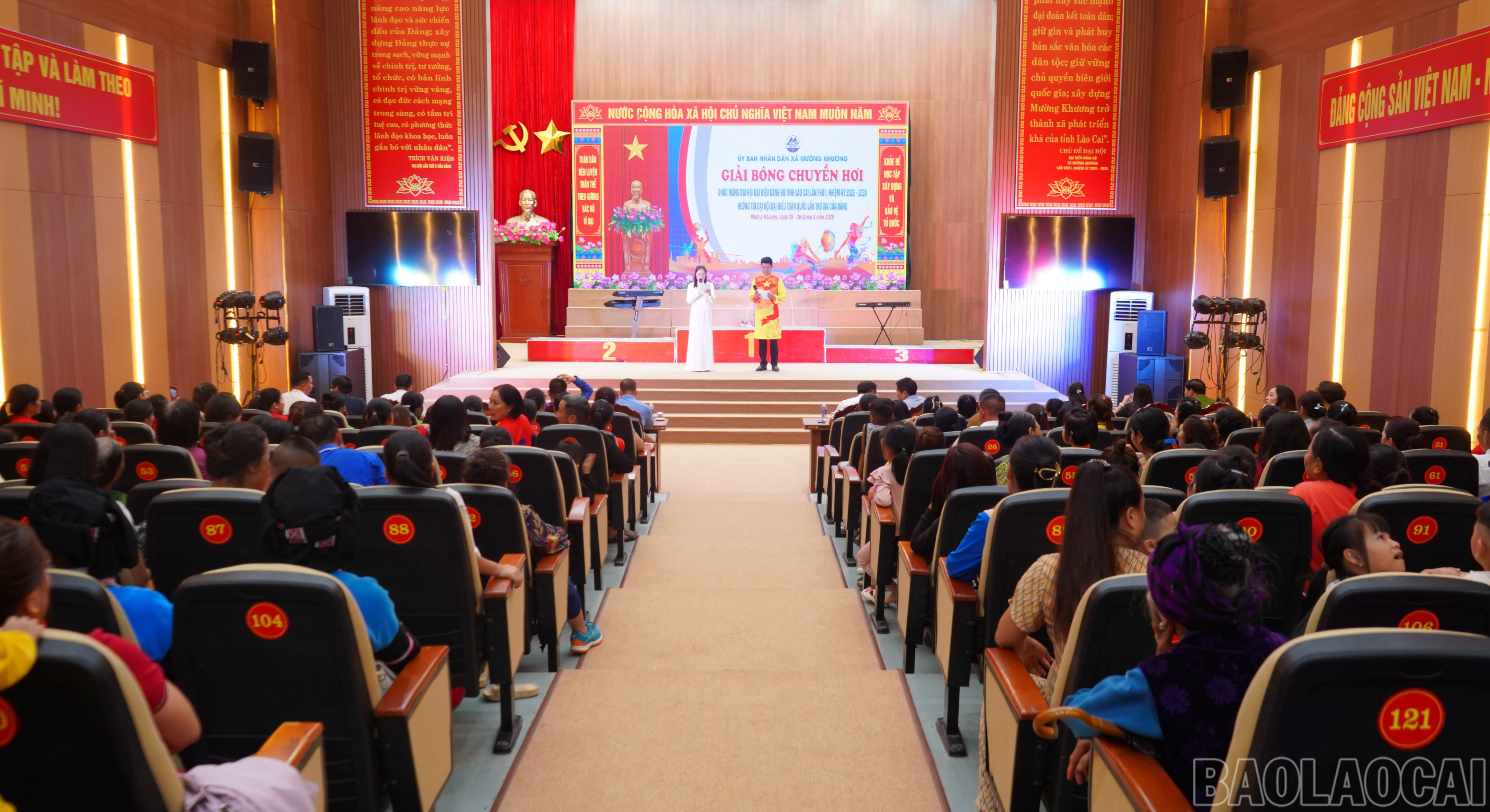 Quang cảnh lễ trao giải bóng chuyền hơi và chương trình nghệ thuật "Vững bước dưới cờ Đảng quang vinh". baolaocai-br_quangcanh-8257-6580.jpg