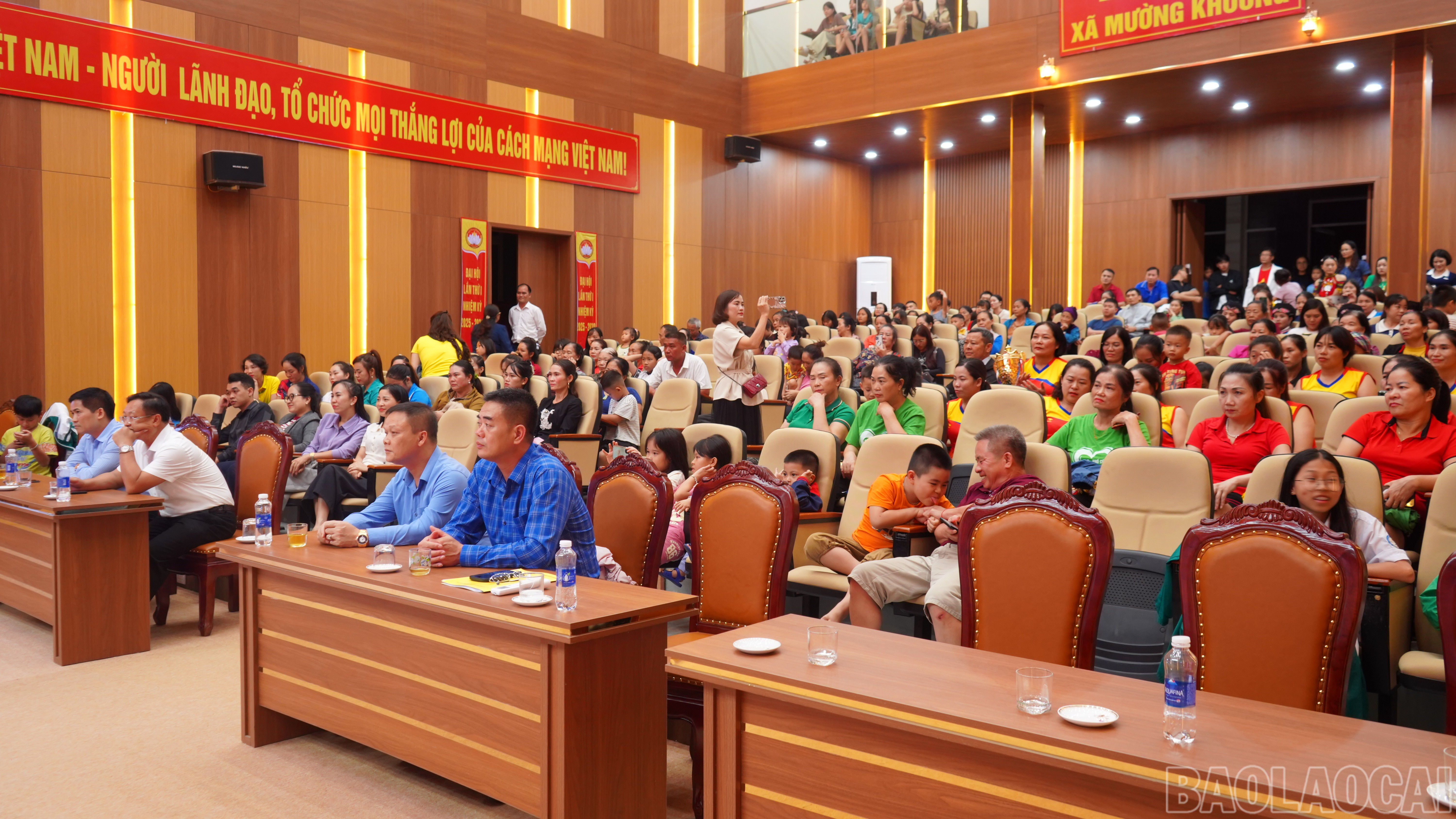 Đại biểu dự chương trình. baolaocai-br_daibieu-6730.jpg