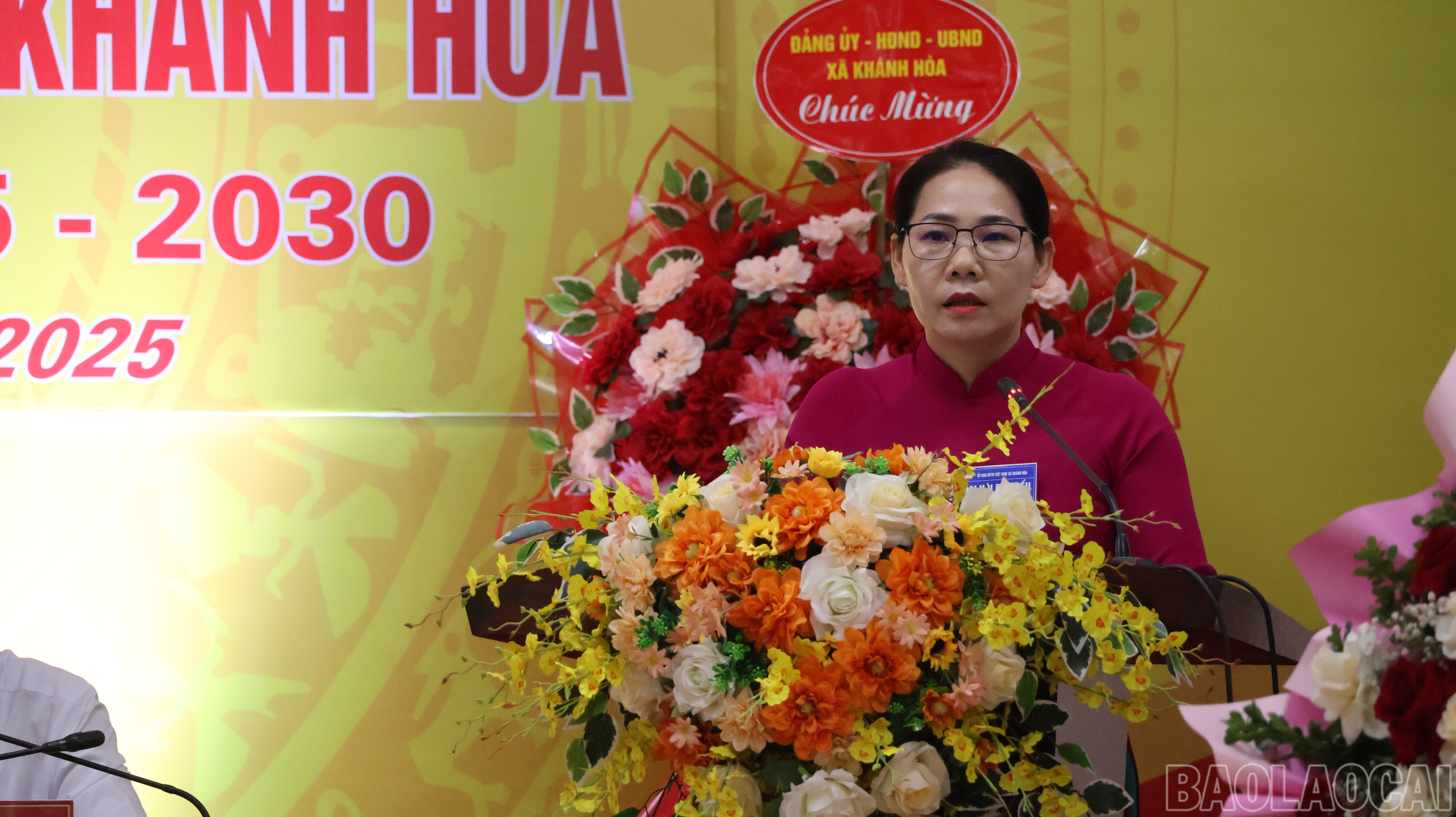 Đồng chí Nông Thu Hà - Bí thư Đảng ủy, Chủ tịch HĐND xã phát biểu chỉ đạo tại đại hội. baolaocai-br_lanhdao-2203.jpg