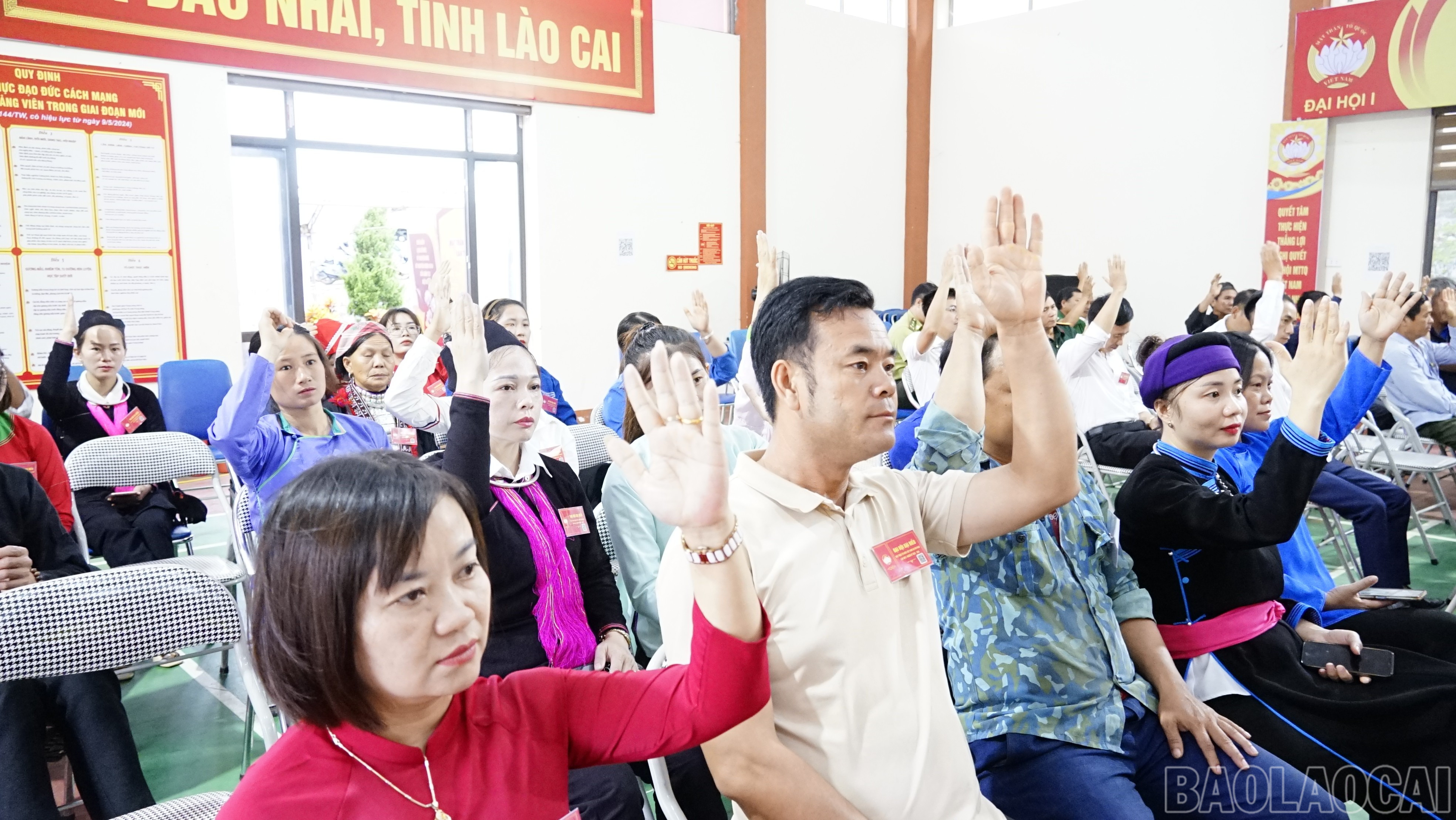 Biểu quyết thông qua qua Nghị quyết đại hội và hiệp thương cử các ủy viên Ủy ban MTTQ xã khóa I, nhiệm kỳ 2025 - 2030. baolaocai-br_dsc3161.jpg