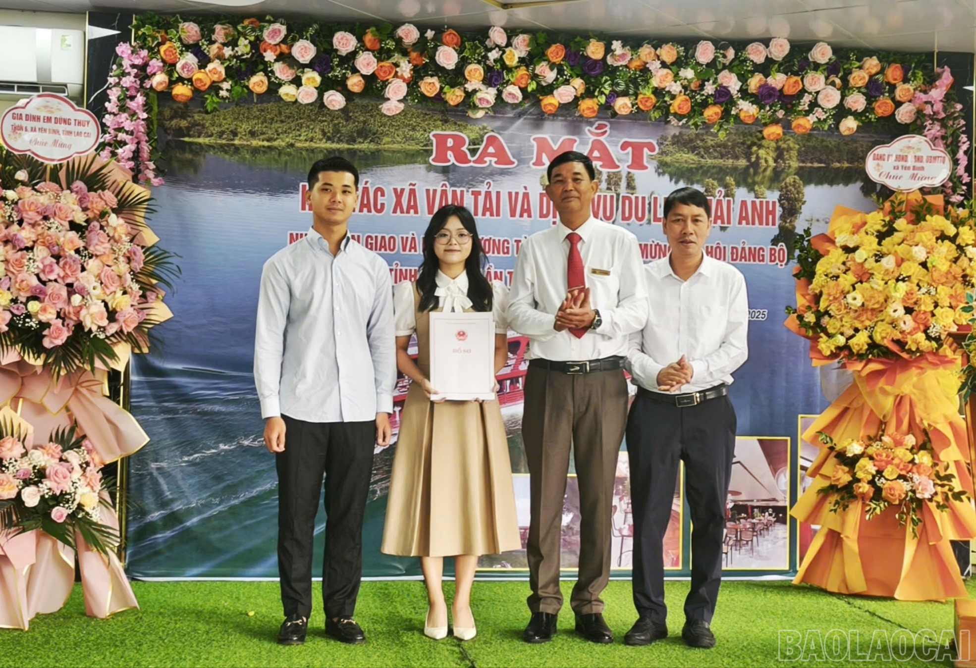 Lãnh đạo xã Yên Bình tặng hoa chúc mừng và trao quyết định thành lập Hợp tác xã Vận tải và Dịch vụ du lịch Hải Anh. baolaocai-br_lanh-dao-xa-trao-quyet-dinh-thanh-lap-htx.jpg
