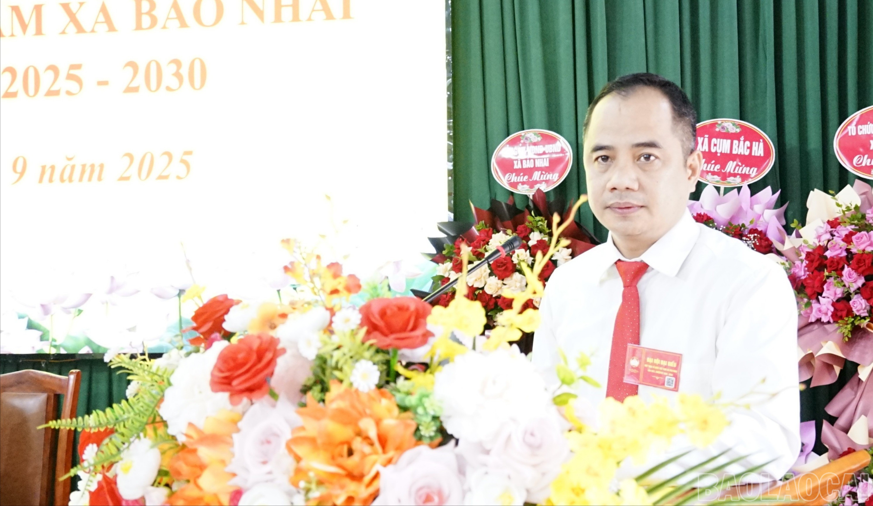 Đồng chí Đinh Mạnh Linh - Phó Bí thư Thường trực Đảng ủy xã phát biểu tại đại hội. baolaocai-br_dsc3152-9493.jpg