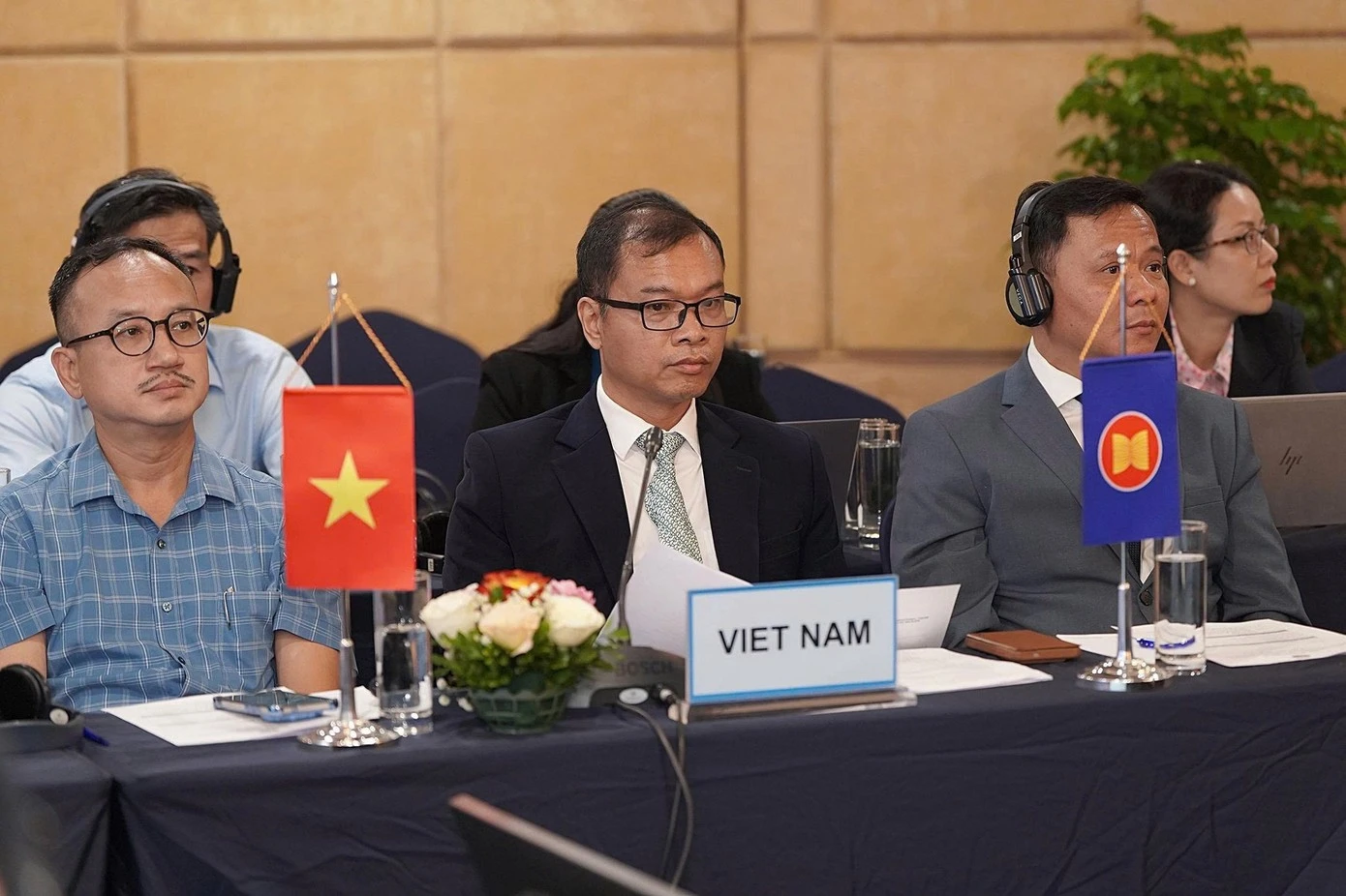 Đoàn Việt Nam tham gia cuộc họp.