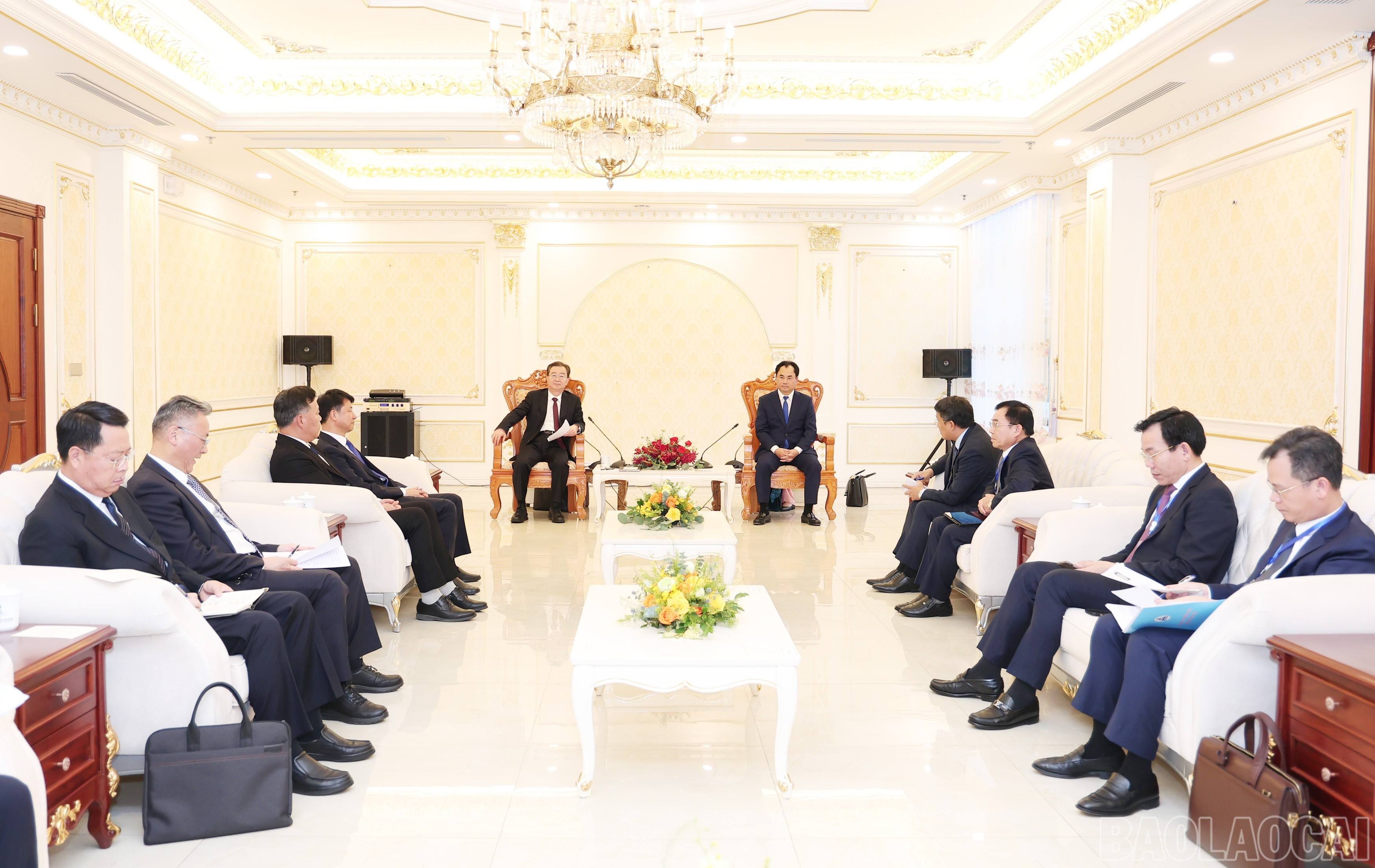 Bí thư Tỉnh ủy Trịnh Việt Hùng hội kiến song phương với Bí thư Tỉnh ủy Vân Nam (Trung Quốc). bithuhoikien.jpg