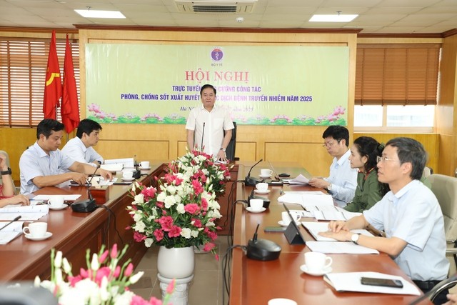 TS. Hoàng Minh Đức - Cục trưởng Cục Phòng bệnh Chủ trì hội nghị trực tuyến. TS. Hoàng Minh Đức - Cục trưởng Cục Phòng bệnh Chủ trì hội nghị trực tuyến.