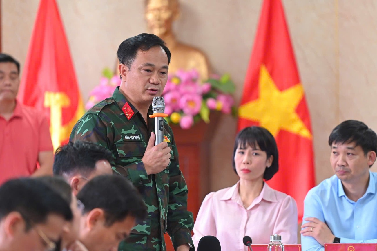 Đại tá Hoàng Văn Thuyết, Chính ủy ban chỉ huy Quân sự tỉnh thông tin tại cuộc họp báo. Đại tá Hoàng Văn Thuyết, Chính ủy ban chỉ huy Quân sự tỉnh thông tin tại cuộc họp báo.