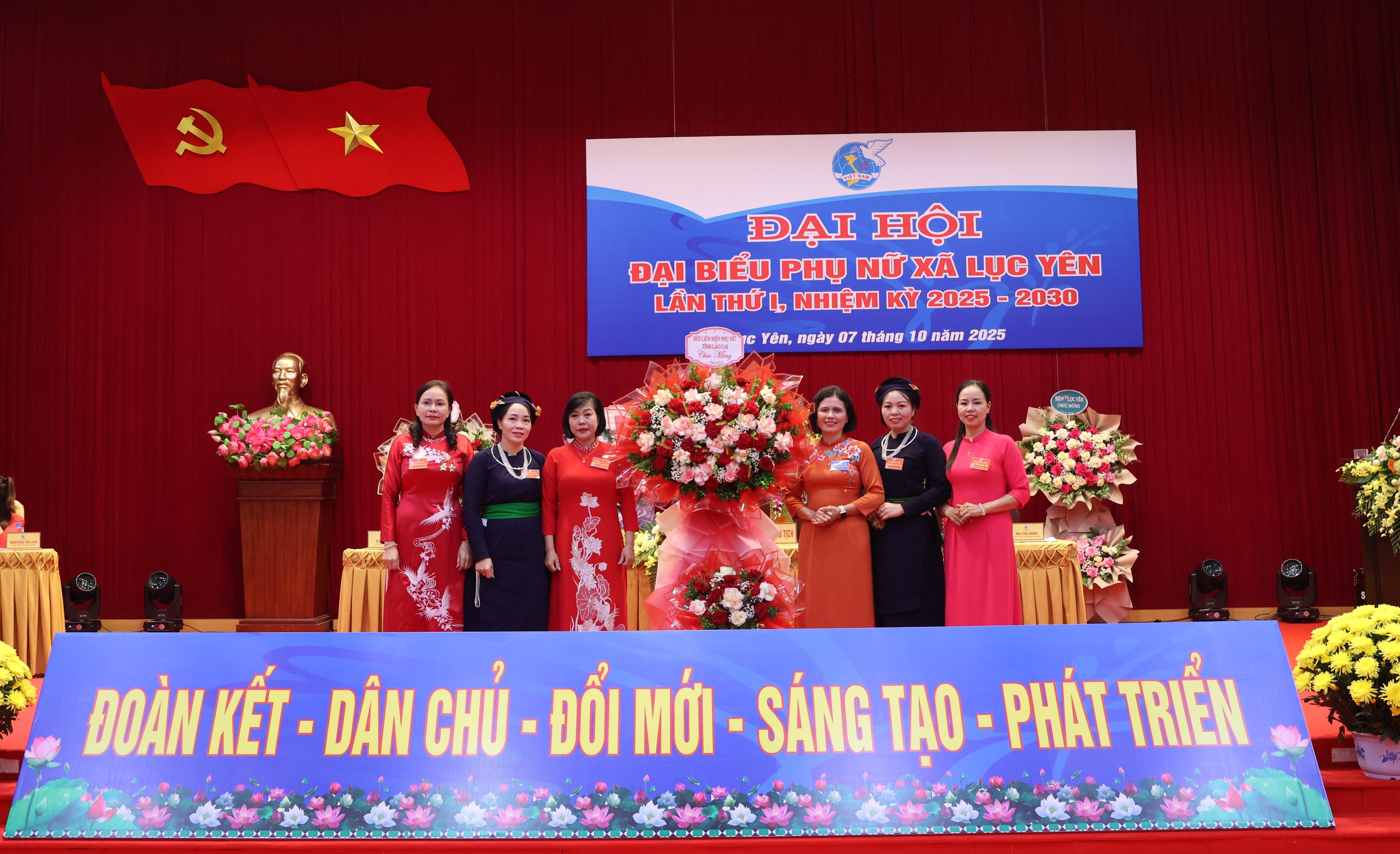 Đồng chí Hoàng Phương Thúy - Phó Chủ tịch Hội Liên hiệp Phụ nữ tỉnh phát biểu, tặng hoa chúc mừng đại hội. tanghoa.jpg