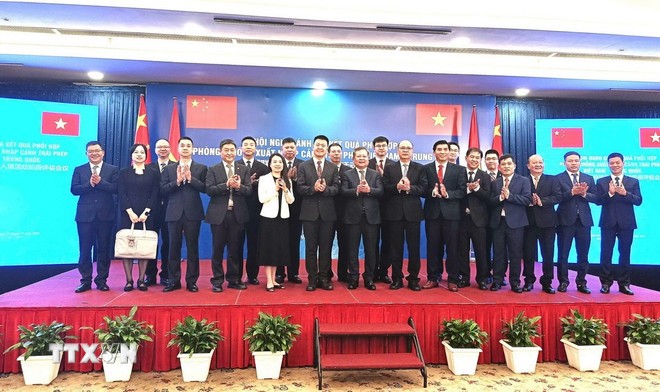 Các đại biểu chúc mừng Hội nghị diễn ra thành công.