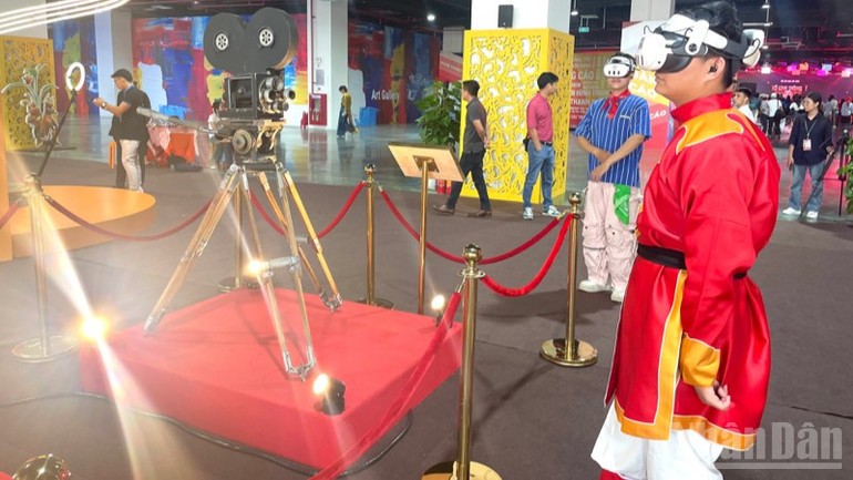 Khách tham quan trải nghiệm công nghệ tại triển lãm. Khách tham quan trải nghiệm công nghệ tại triển lãm.