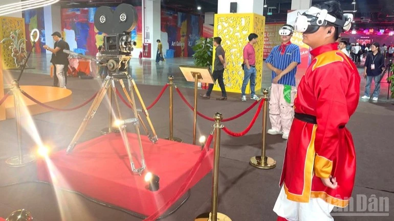 Khách tham quan trải nghiệm công nghệ tại triển lãm.