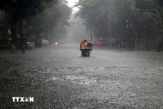 Mưa lớn khiến nhiều tuyến đường tại Nghệ An ngập nặng.
