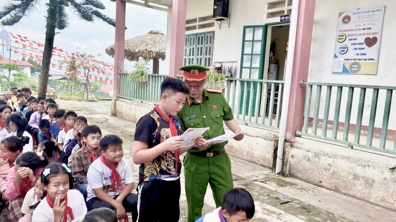 Hình ảnh hướng dẫn trên tờ rơi giúp học sinh dễ dàng tiếp thu kiến thức. toroi1.jpg