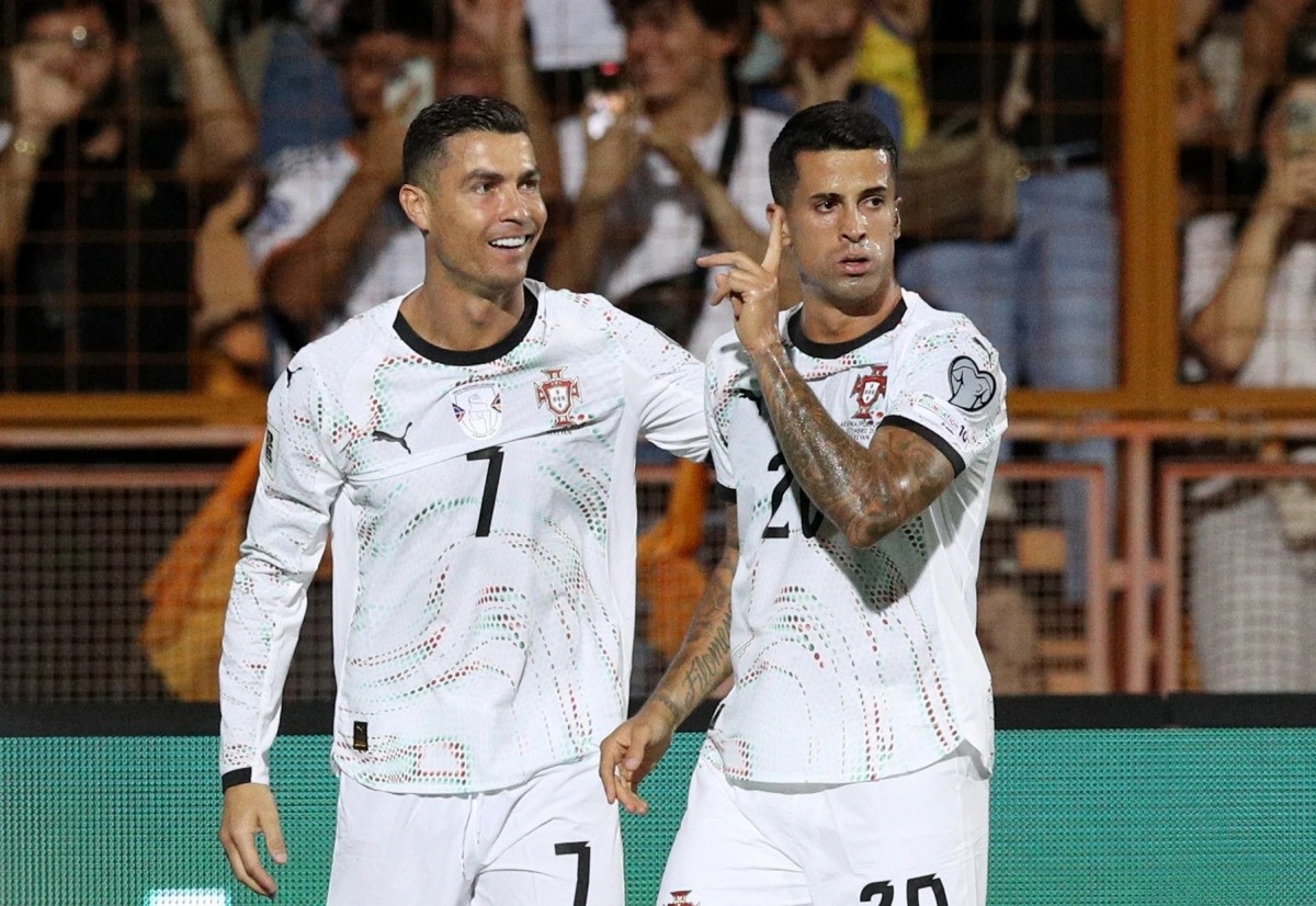 João Cancelo (bên phải) cũng thi đấu ấn tượng. ronaldo2.jpg