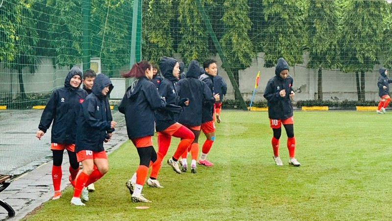 Các cầu thủ tập luyện dưới thời tiết mưa nhẹ. bongdanu.jpg