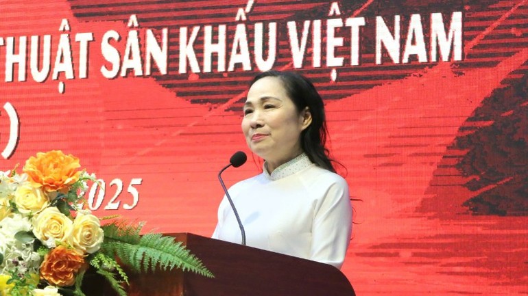 Nghệ sĩ Nhân dân Trịnh Thúy Mùi - Chủ tịch Hội Nghệ sĩ sân khấu Việt Nam phát biểu. Nghệ sĩ Nhân dân Trịnh Thúy Mùi - Chủ tịch Hội Nghệ sĩ sân khấu Việt Nam phát biểu.