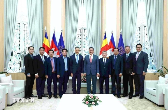 Các đại biểu tham dự cuộc gặp, làm việc.