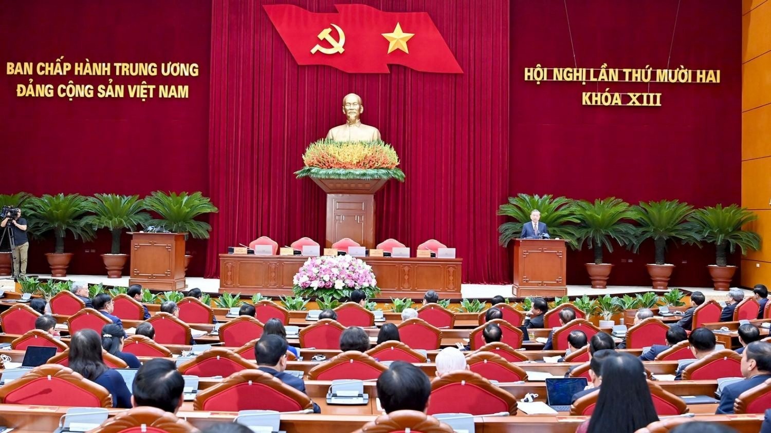 Hội nghị Trung ương 12 (khóa XIII) đã quyết định đổi mới mạnh mẽ việc xây dựng văn kiện Đại hội XIV của Đảng. vankien-7816.jpg