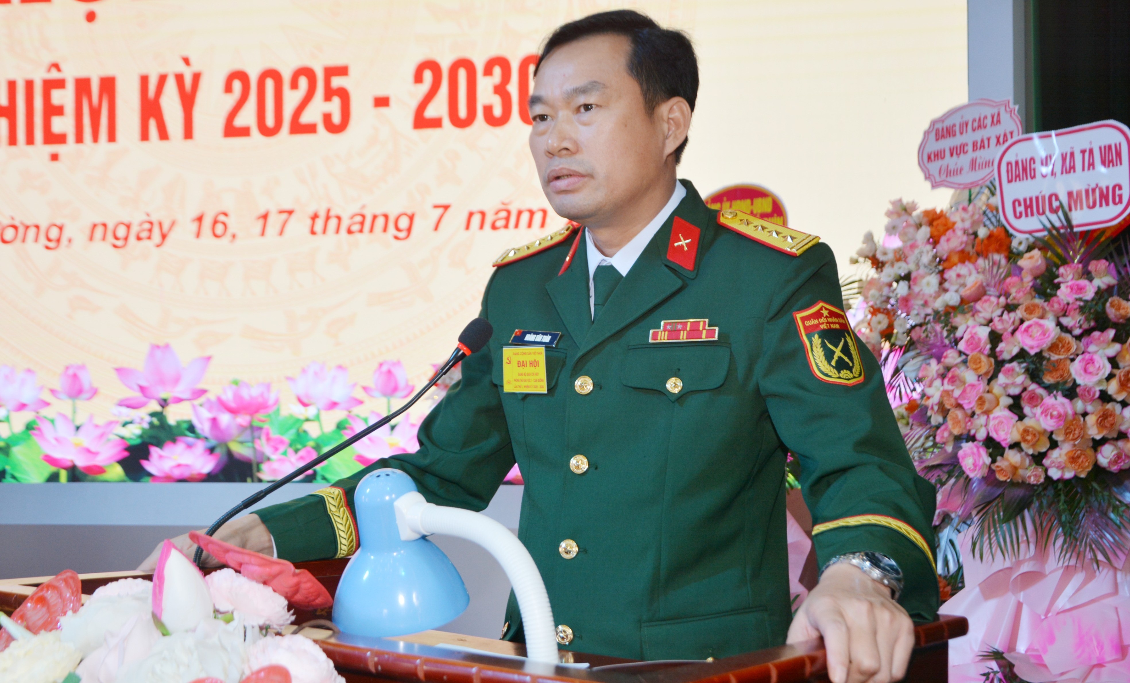 Đại tá Hoàng Văn Toàn, Phó Chính ủy Bộ Chỉ huy Quân sự tỉnh phát biểu tại đại hội. dsc-7492.jpg