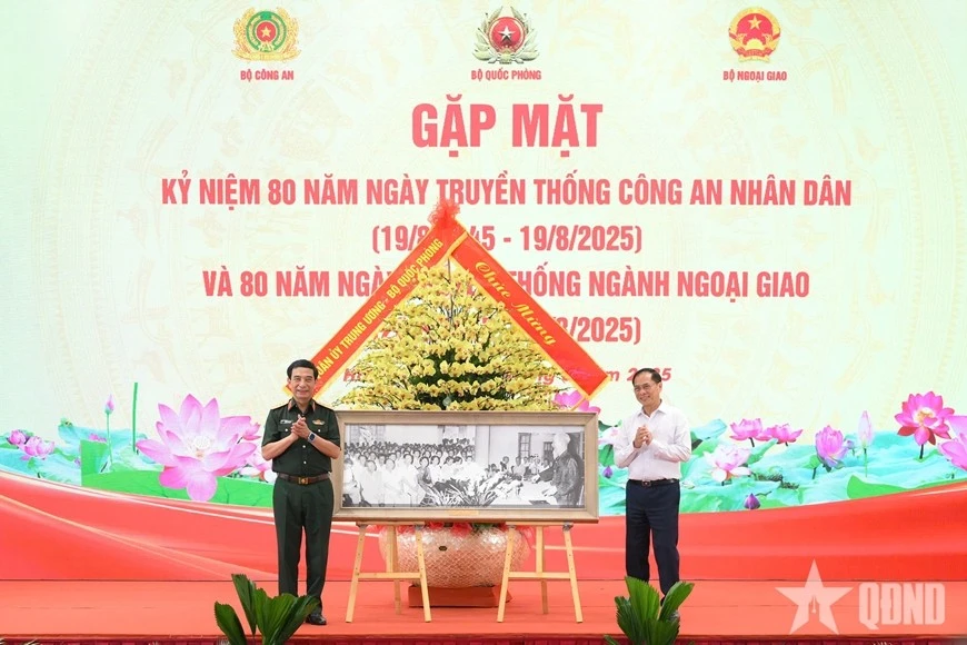 Đại tướng Phan Văn Giang trao quà tặng Bộ Ngoại giao.