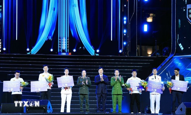 Bí thư Thành ủy Hà Nội Nguyễn Duy Ngọc và lãnh đạo Bộ Công an trao tặng Kỷ niệm chương cho các đội đạt giải Nhất, Nhì, Ba cuộc thi Data for Life.