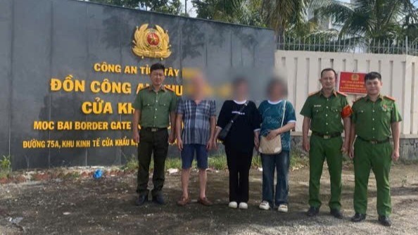 Công an phường Định Công (Hà Nội) phối hợp Đồn Công an khu kinh tế cửa khẩu Mộc Bài, tỉnh Tây Ninh giải cứu nạn nhân bị bắt cóc online sang Campuchia. batcoc.jpg