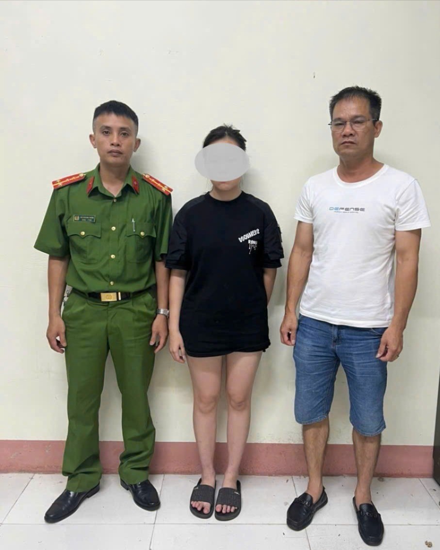 Cháu L. được bàn giao cho gia đình. a3-9850.jpg
